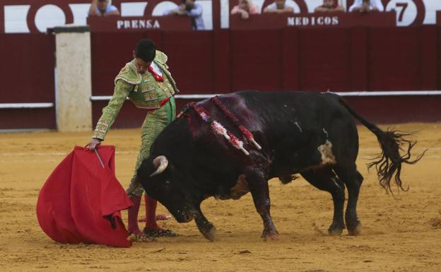 Benítez durante la faena a su novillo. 