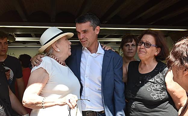 Simpatizantes socialistas arroparon al alcalde durante la rueda de prensa