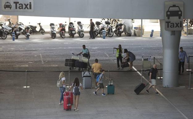 Desconcierto entre los turistas ante la ausencia de taxis.