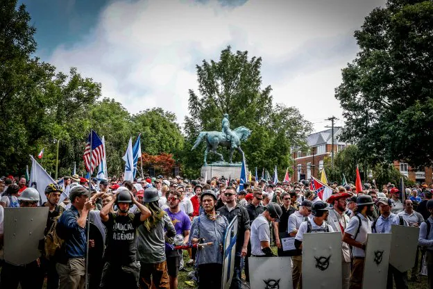 Supremacistas blancos se reúnen en la estatua de Robert E. Lee en Charlottesville, Virginia. :: joshua roberts / reuters