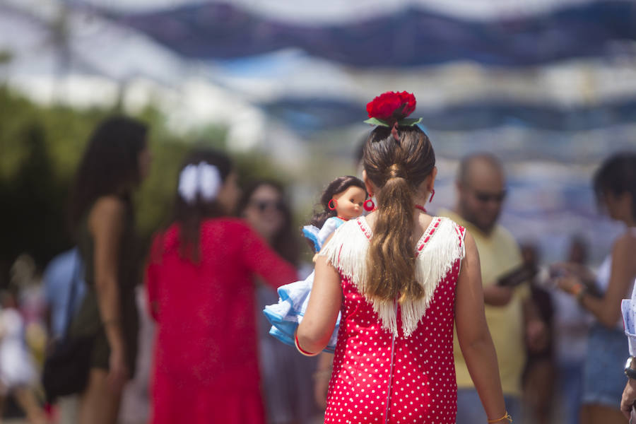 Caballistas y mujeres de flamenca se han paseado este lunes por el real del Cortijo de Torres.