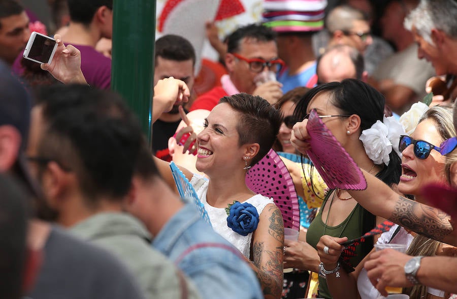 Malagueños y visitantes siguen disfrutando de la feria de día en el Centro de Málaga.