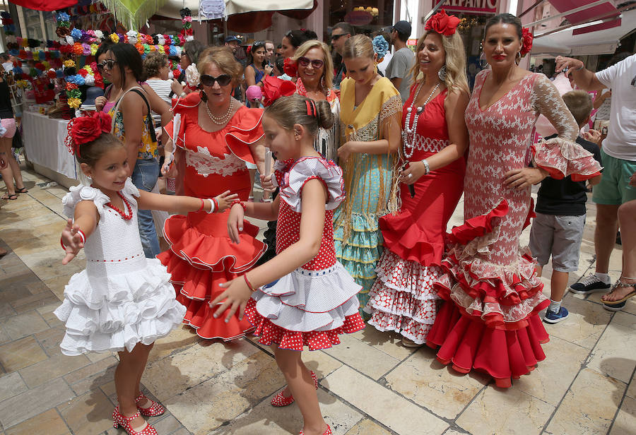 Malagueños y visitantes siguen disfrutando de la feria de día en el Centro de Málaga.