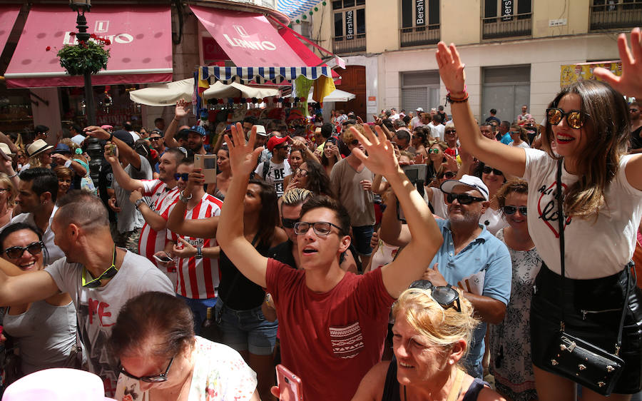 Malagueños y visitantes siguen disfrutando de la feria de día en el Centro de Málaga.