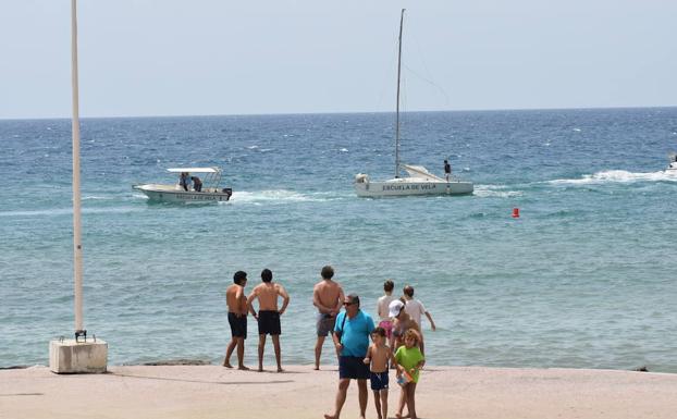 Un velero encalla contra las rocas en una playa del centro de Marbella