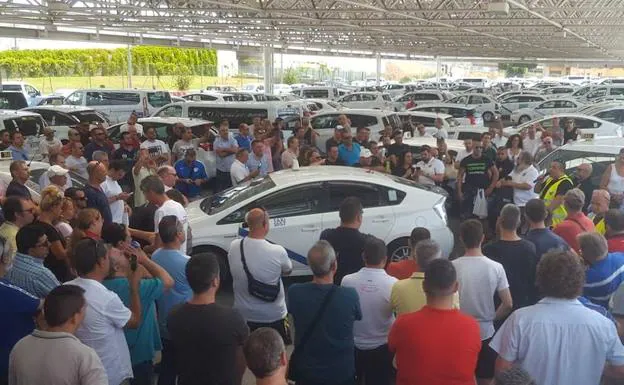 Imagen. Imágenes de la huelga de taxis hoy lunes en Málaga capital. 