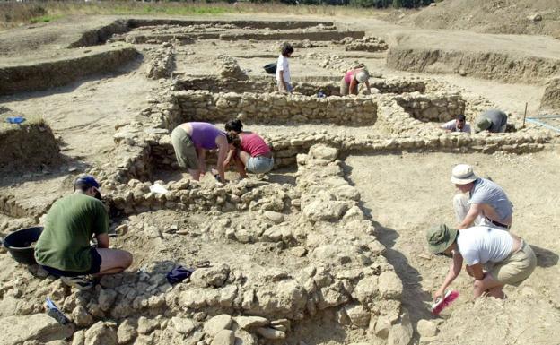 Excavaciones realizadas en el Cerro del Villar en el año 2003. 