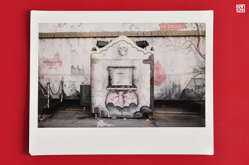 «En 2012 he vestido de analógico el proyecto y he usado una Fuji Instax 100 para hacer las fotografías. En total se tomaron 20 instantáneas de las que seleccioné 18 para Fair The Awakening. Juntas forman una serie monográfica en la que se muestran cabinas de las atracciones de la Feria de Málaga de ese mismo año».