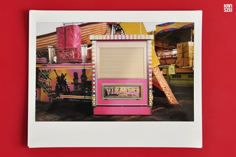 «En 2012 he vestido de analógico el proyecto y he usado una Fuji Instax 100 para hacer las fotografías. En total se tomaron 20 instantáneas de las que seleccioné 18 para Fair The Awakening. Juntas forman una serie monográfica en la que se muestran cabinas de las atracciones de la Feria de Málaga de ese mismo año».