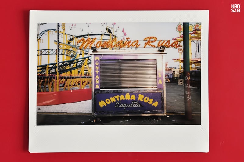 «En 2012 he vestido de analógico el proyecto y he usado una Fuji Instax 100 para hacer las fotografías. En total se tomaron 20 instantáneas de las que seleccioné 18 para Fair The Awakening. Juntas forman una serie monográfica en la que se muestran cabinas de las atracciones de la Feria de Málaga de ese mismo año».