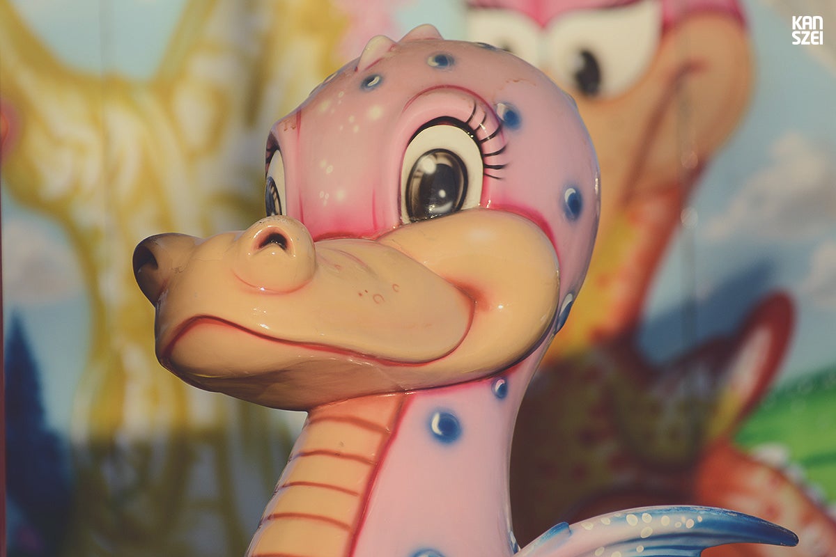 «Fauna y otras crituras podría llamarse el Fair: The Awakening de este año 2014. Una colección monográfica de peculiares animales y seres de fibra de vidrio, espectadores del desfile de personas que llenan nuestra feria. Al alba, sólo son pacientes guardianas de atracciones esperando que caiga la noche, para volverse animadas. Espero que os guste este zoo tan particular»