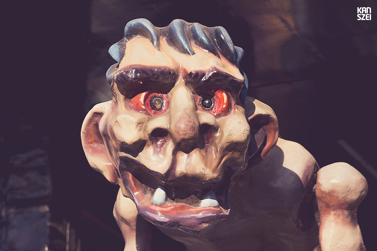 «Fauna y otras crituras podría llamarse el Fair: The Awakening de este año 2014. Una colección monográfica de peculiares animales y seres de fibra de vidrio, espectadores del desfile de personas que llenan nuestra feria. Al alba, sólo son pacientes guardianas de atracciones esperando que caiga la noche, para volverse animadas. Espero que os guste este zoo tan particular»