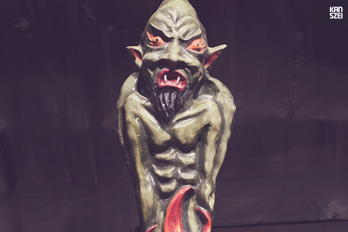 «Fauna y otras crituras podría llamarse el Fair: The Awakening de este año 2014. Una colección monográfica de peculiares animales y seres de fibra de vidrio, espectadores del desfile de personas que llenan nuestra feria. Al alba, sólo son pacientes guardianas de atracciones esperando que caiga la noche, para volverse animadas. Espero que os guste este zoo tan particular»