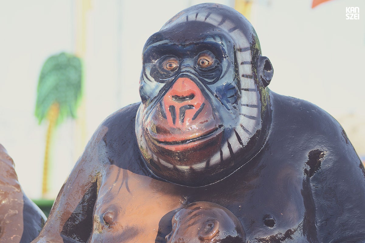 «Fauna y otras crituras podría llamarse el Fair: The Awakening de este año 2014. Una colección monográfica de peculiares animales y seres de fibra de vidrio, espectadores del desfile de personas que llenan nuestra feria. Al alba, sólo son pacientes guardianas de atracciones esperando que caiga la noche, para volverse animadas. Espero que os guste este zoo tan particular»