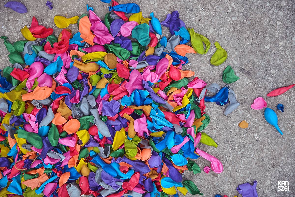 «A tus pies se llama este conjunto de fotografías que nos hacen inclinar la cabeza hacia abajo y dejar de mirar al cielo, las atracciones y el resto de cosas que se encuentran a simple vista. Una colección de objetivos perdidos, olvidados y/o desechados con una historia individual desconocida, perfecta para nutrir nuestra imaginación particular»