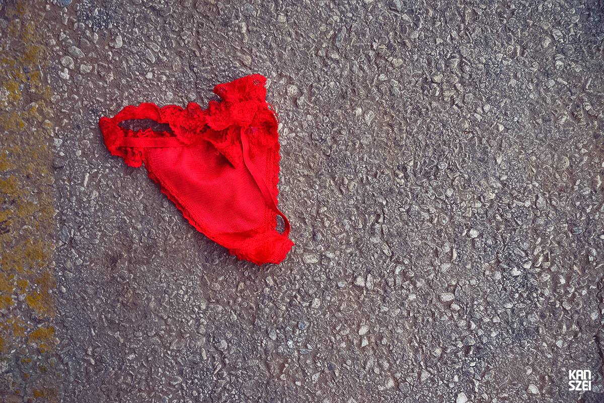 «A tus pies se llama este conjunto de fotografías que nos hacen inclinar la cabeza hacia abajo y dejar de mirar al cielo, las atracciones y el resto de cosas que se encuentran a simple vista. Una colección de objetivos perdidos, olvidados y/o desechados con una historia individual desconocida, perfecta para nutrir nuestra imaginación particular»