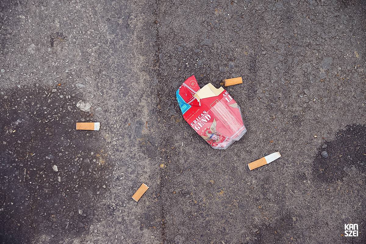«A tus pies se llama este conjunto de fotografías que nos hacen inclinar la cabeza hacia abajo y dejar de mirar al cielo, las atracciones y el resto de cosas que se encuentran a simple vista. Una colección de objetivos perdidos, olvidados y/o desechados con una historia individual desconocida, perfecta para nutrir nuestra imaginación particular»