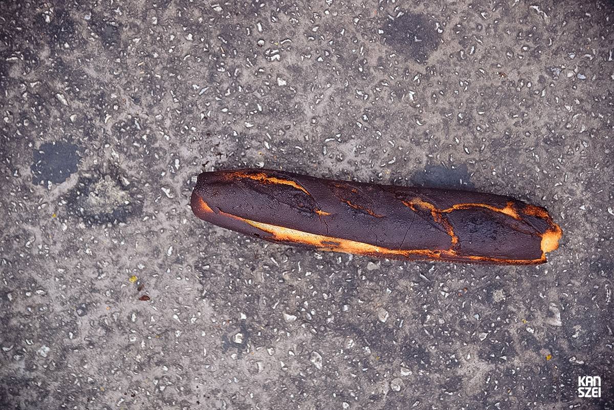 «A tus pies se llama este conjunto de fotografías que nos hacen inclinar la cabeza hacia abajo y dejar de mirar al cielo, las atracciones y el resto de cosas que se encuentran a simple vista. Una colección de objetivos perdidos, olvidados y/o desechados con una historia individual desconocida, perfecta para nutrir nuestra imaginación particular»
