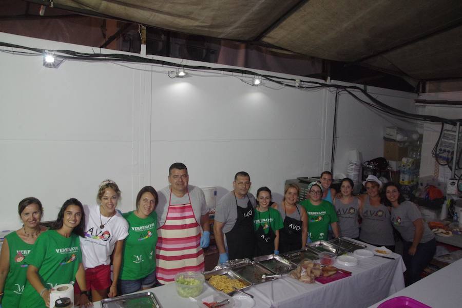 Grupo de voluntarios de Avoi en la cocina de la caseta.