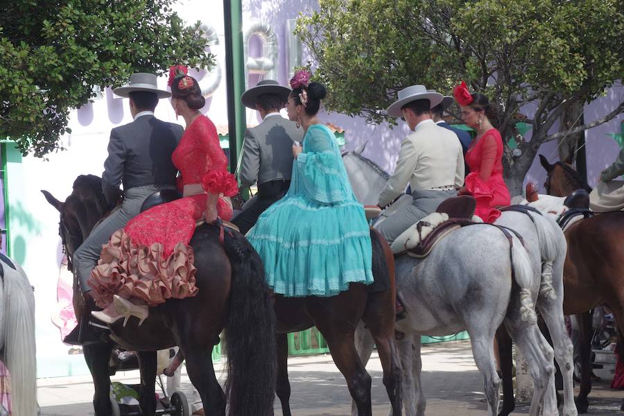 El día en el Real del Cortijo de Torres se caracteriza por los paseos de los caballos y los carruajes por las principales calles del recinto.