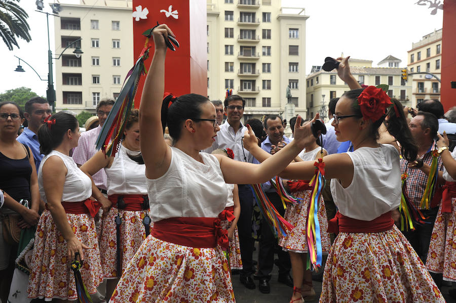 La Feria del Centro no cesa y numerosos grupos animan musicalmente las principales vías de la zona en este miércoles.