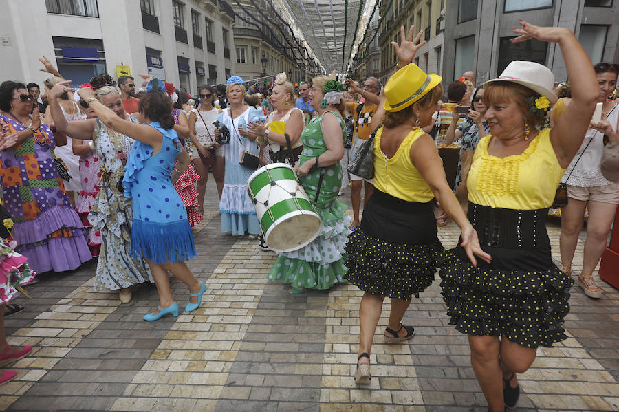 La Feria del Centro no cesa y numerosos grupos animan musicalmente las principales vías de la zona en este miércoles.