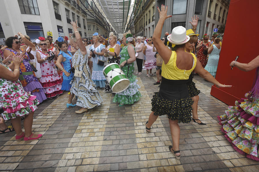 La Feria del Centro no cesa y numerosos grupos animan musicalmente las principales vías de la zona en este miércoles.
