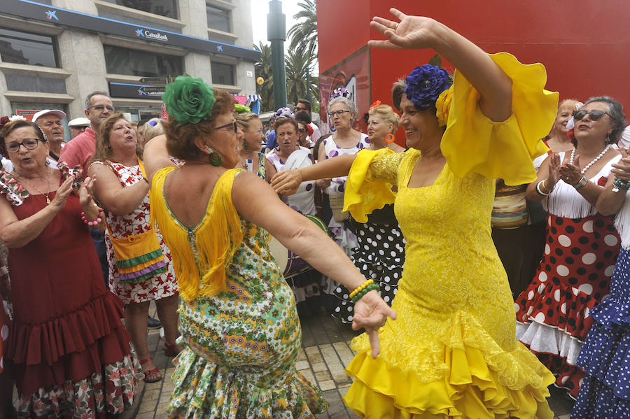 La Feria del Centro no cesa y numerosos grupos animan musicalmente las principales vías de la zona en este miércoles.