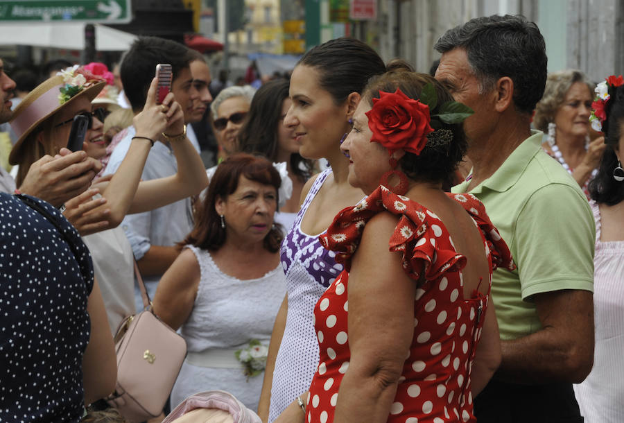 La Feria del Centro no cesa y numerosos grupos animan musicalmente las principales vías de la zona en este miércoles.