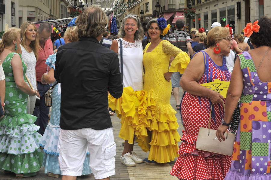 La Feria del Centro no cesa y numerosos grupos animan musicalmente las principales vías de la zona en este miércoles.