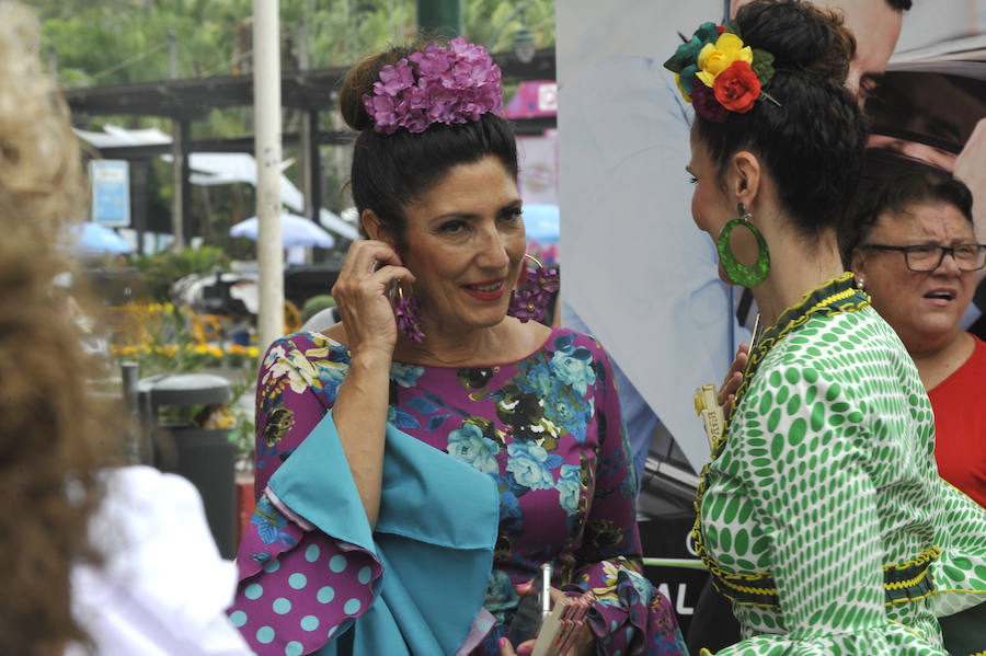 La Feria del Centro no cesa y numerosos grupos animan musicalmente las principales vías de la zona en este miércoles.