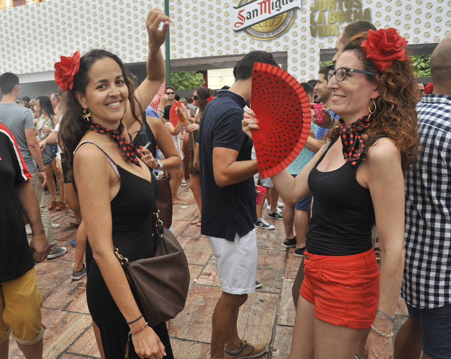 La Feria del Centro no cesa y numerosos grupos animan musicalmente las principales vías de la zona en este miércoles.
