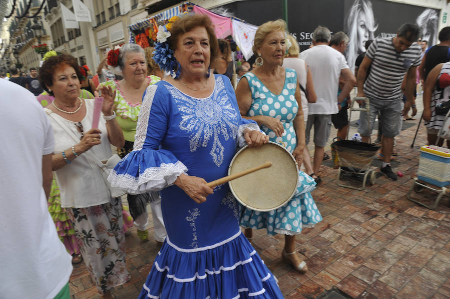 La Feria del Centro no cesa y numerosos grupos animan musicalmente las principales vías de la zona en este miércoles.