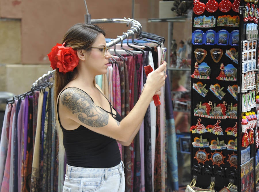 La Feria del Centro no cesa y numerosos grupos animan musicalmente las principales vías de la zona en este miércoles.