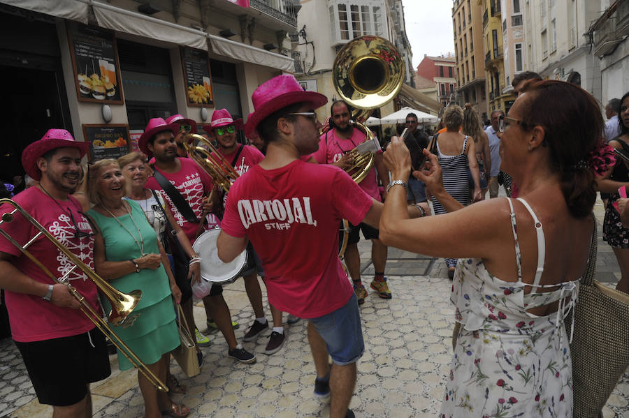 La Feria del Centro no cesa y numerosos grupos animan musicalmente las principales vías de la zona en este miércoles.