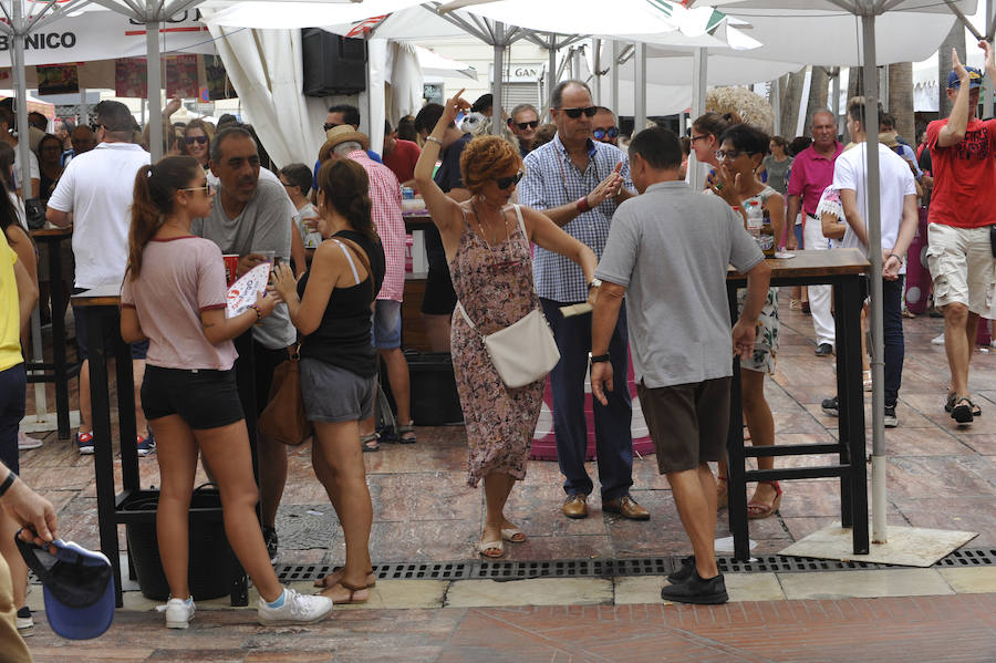 La Feria del Centro no cesa y numerosos grupos animan musicalmente las principales vías de la zona en este miércoles.