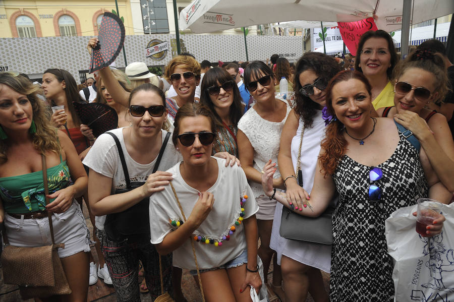 La Feria del Centro no cesa y numerosos grupos animan musicalmente las principales vías de la zona en este miércoles.