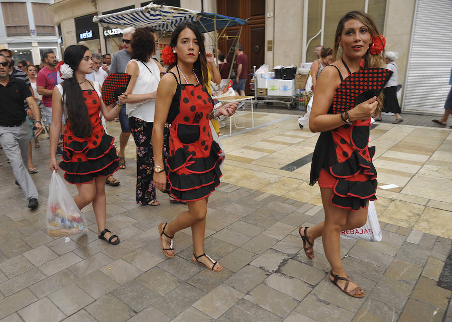 La Feria del Centro no cesa y numerosos grupos animan musicalmente las principales vías de la zona en este miércoles.