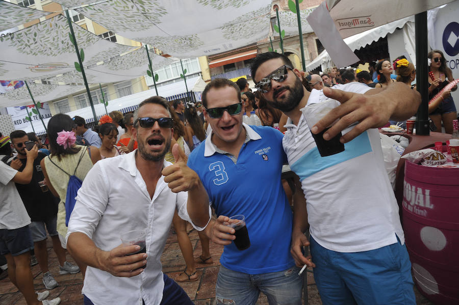 La Feria del Centro no cesa y numerosos grupos animan musicalmente las principales vías de la zona en este miércoles.