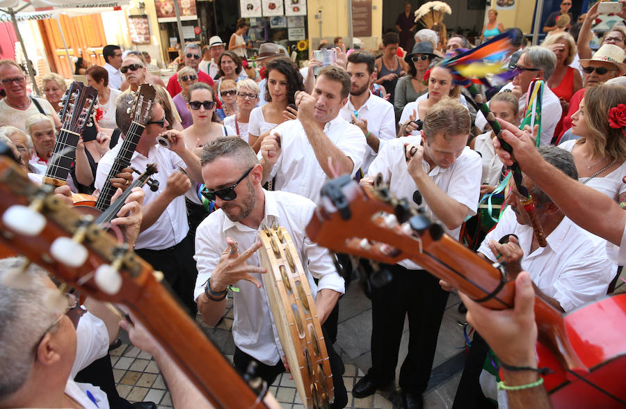 La fiesta no cesa en las principales calles del Centro de Málaga este jueves de Feria. 