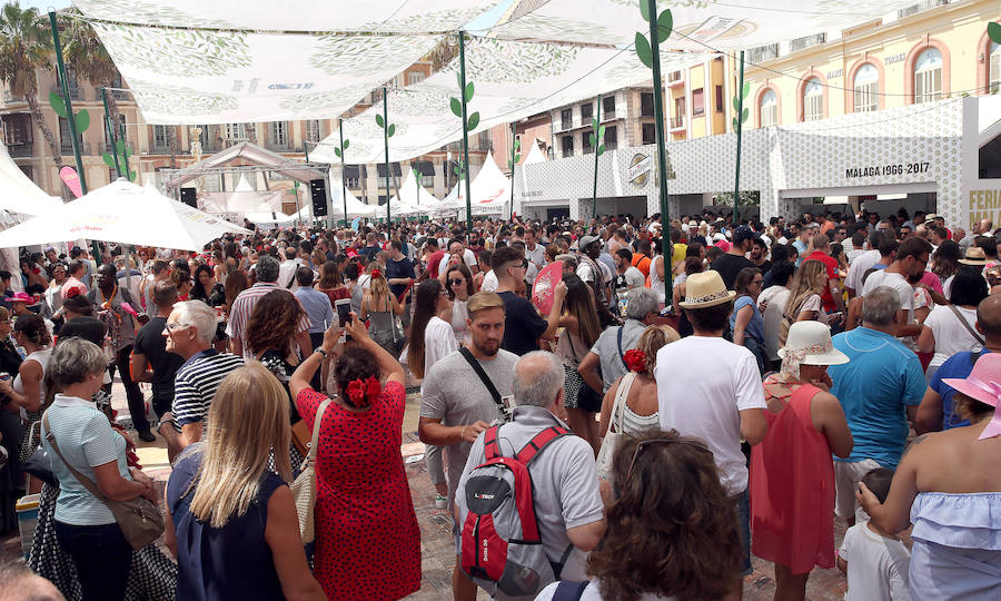 La fiesta no cesa en las principales calles del Centro de Málaga este jueves de Feria. 