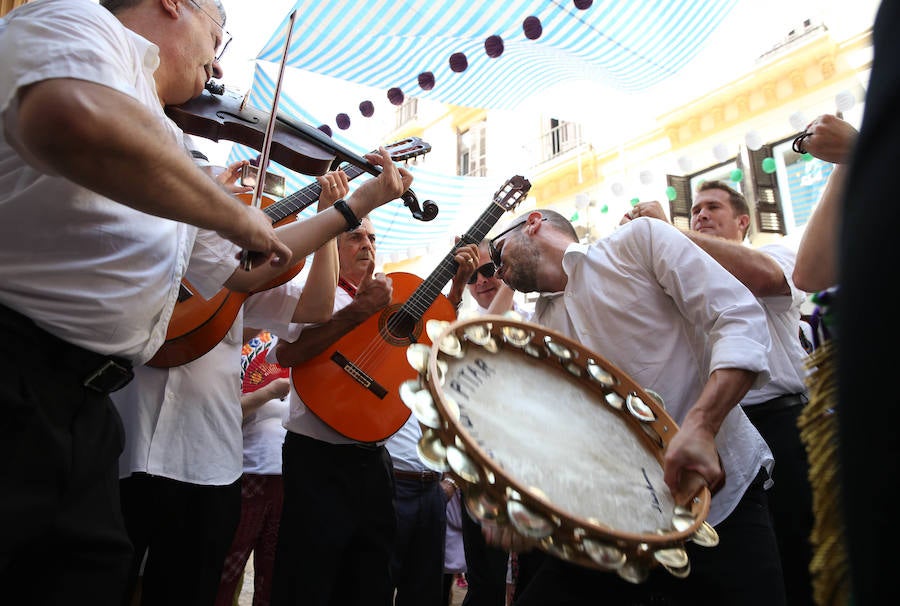 La fiesta no cesa en las principales calles del Centro de Málaga este jueves de Feria. 