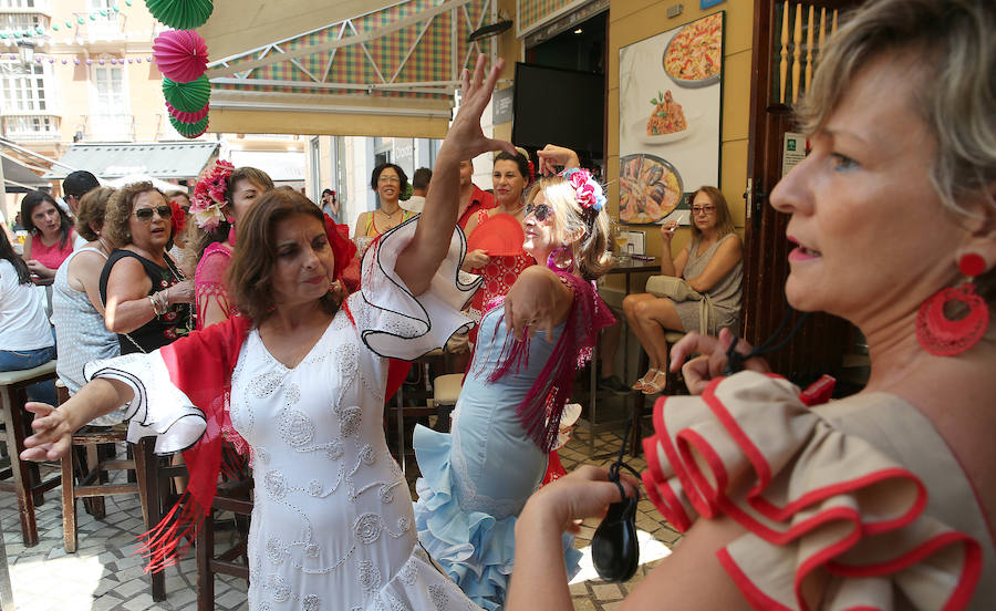 La fiesta no cesa en las principales calles del Centro de Málaga este jueves de Feria. 