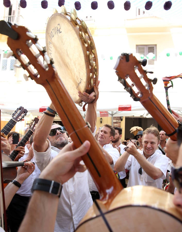 La fiesta no cesa en las principales calles del Centro de Málaga este jueves de Feria. 