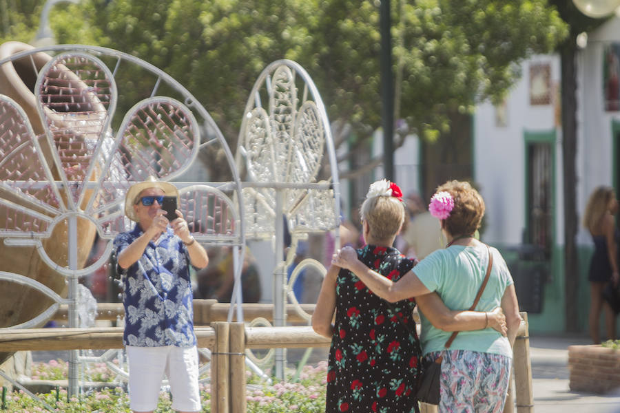 Los caballos siguen protagonizando las imágenes de este jueves en el Real del Cortijo de Torres.