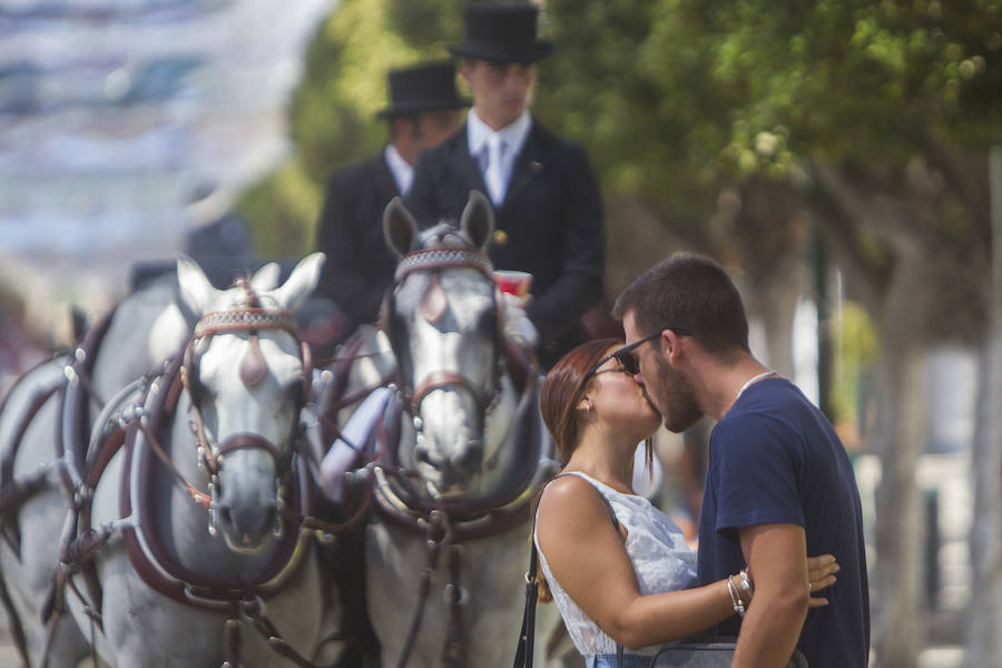 Los caballos siguen protagonizando las imágenes de este jueves en el Real del Cortijo de Torres.