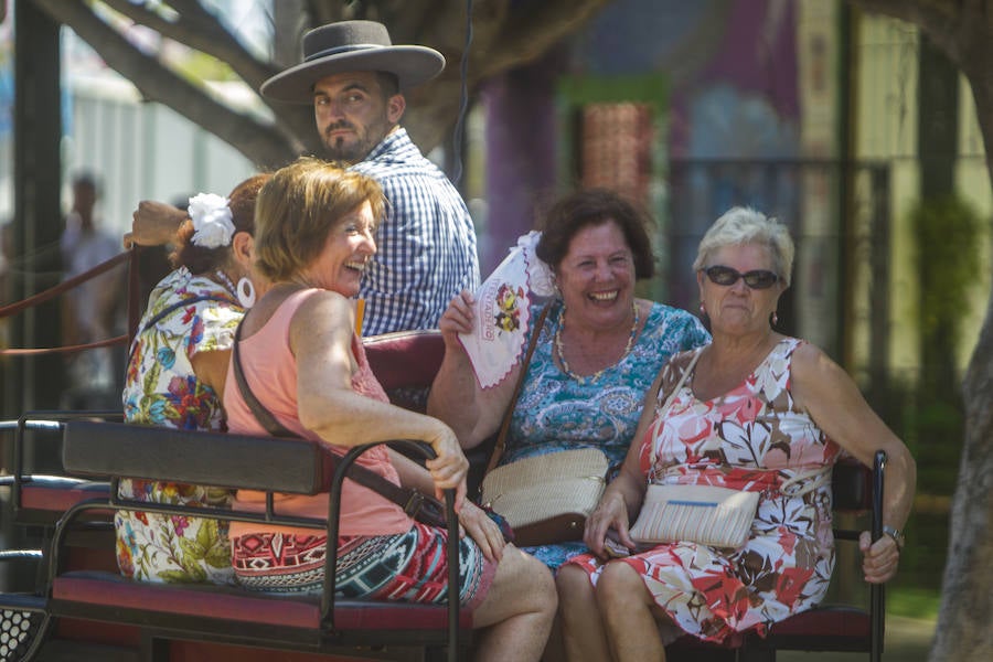 Los caballos siguen protagonizando las imágenes de este jueves en el Real del Cortijo de Torres.