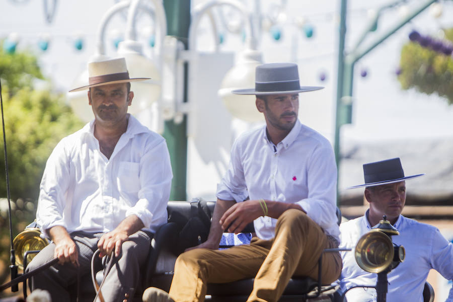 Los caballos siguen protagonizando las imágenes de este jueves en el Real del Cortijo de Torres.