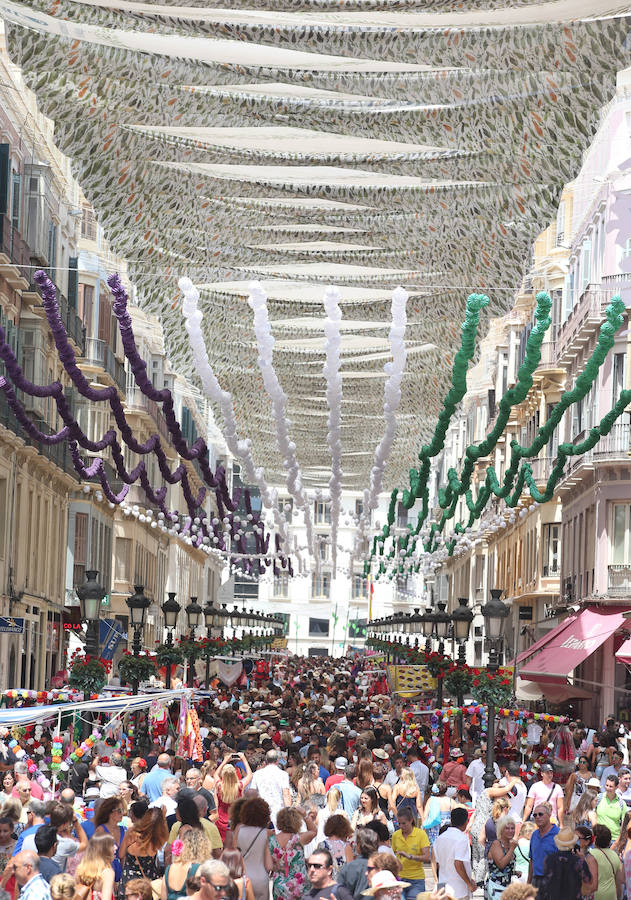 Las principales calles del Centro de Málaga se preparan ya para los últimos días de Feria.