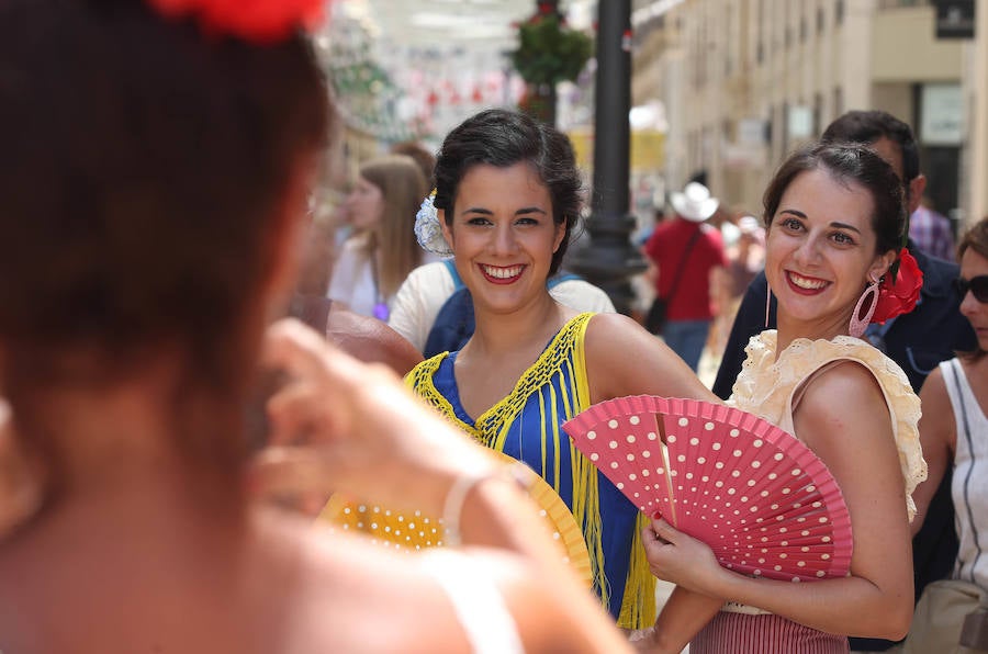 Las principales calles del Centro de Málaga se preparan ya para los últimos días de Feria.